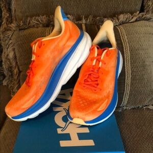 Men’s Hoka Clifton 9  Sz 11 ( Box Included)